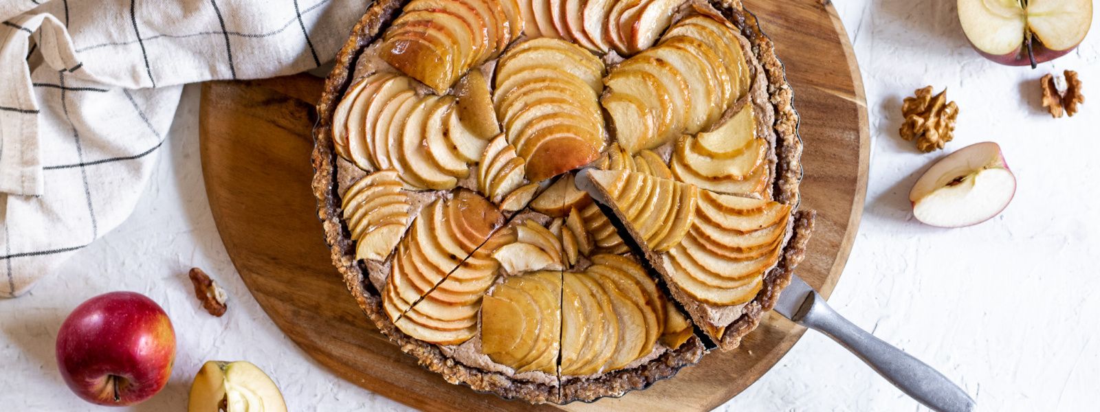 Jablečný koláč s tvarohovo-ořechovou náplní